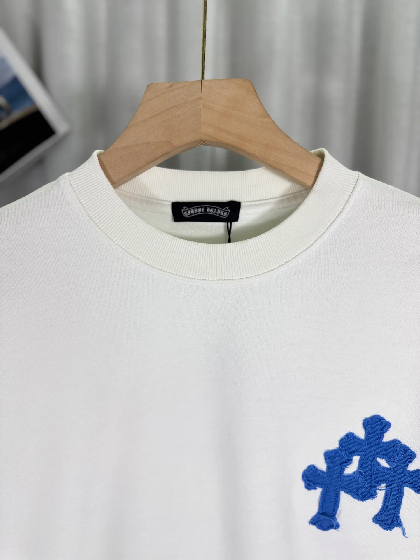 P260 top version, real shot without P, ​​different from market currency) 𝗖𝗵𝗿𝗼𝗺𝗲 𝗛𝗲𝗮𝗿𝘁𝘀/Cro Heart 2025 washed patch embroidery autumn and winter new original single counter American laser burnt 3D three-dimensional color embroidered couple casual sweatshirt 👑The highest version! Customized fabric 420g tripe terry fabric! American acid-washed and distressed original fabric laser burnt ✟appliqué embroidery and exquisite embroidery of letters! The best-selling model in the counter, very comfortable to wear. Accessories: original molded and authenticated collar label➕100% silk wash label. Genuine purchase-grade original hangtag➕matching hanging rope➕3D hanging beads➕original packaging bag. Craftsmanship: The original version has consistent wiring! The highest version of the armhole matching technique! Color: White Black Size: S M L XL Style: 25-325